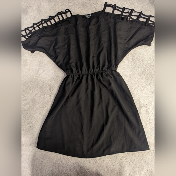 Forever21 caged shoulder dress - Picture 2 of 2